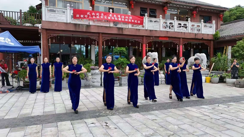 旗袍秀表演《攙扶》。