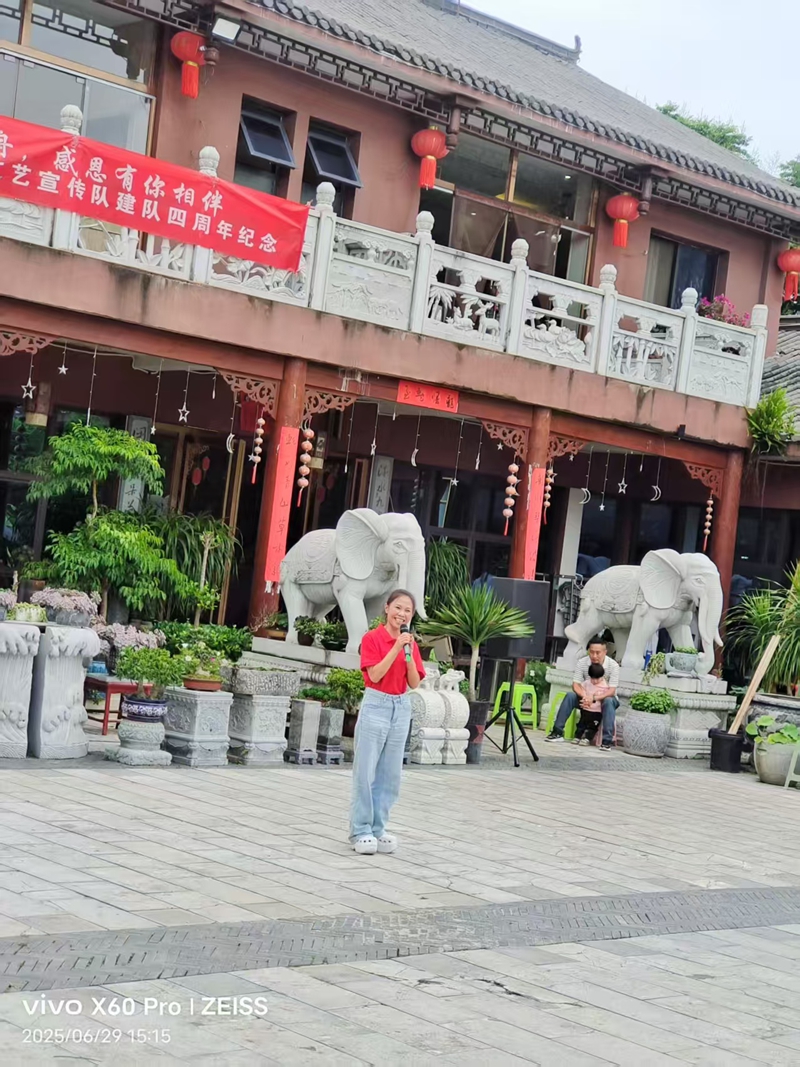 吳麗娜老師獨(dú)唱《再唱山歌給黨聽》。