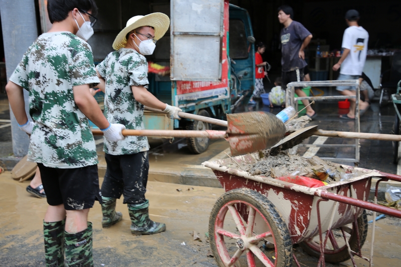 安排好駐村各項工作后,楊福兵奔赴榕江縣城參與全城災后重建,到稅務網格區進行垃圾清理和道路清洗工作。