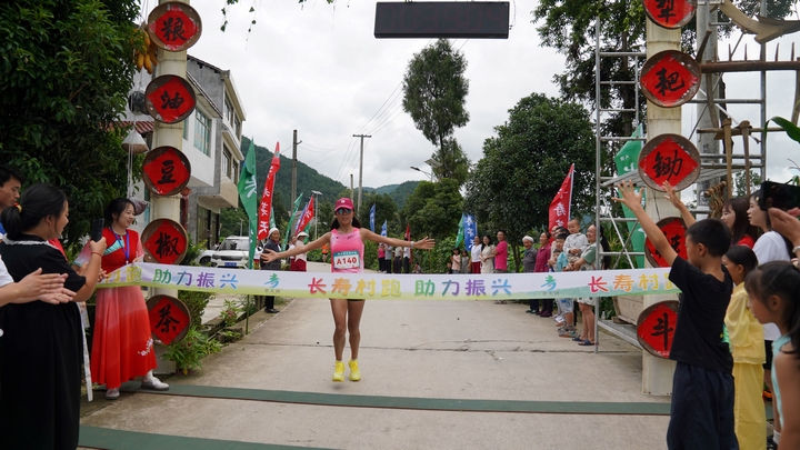 2025年6月28日茅天鎮(zhèn)“村跑”現(xiàn)場選手沖線。何芳 攝.JPG