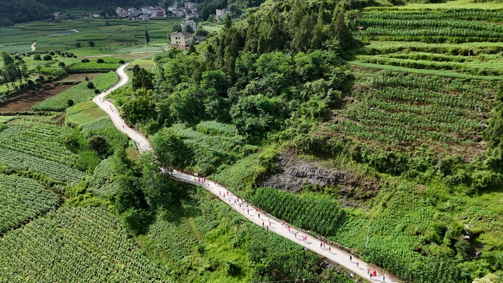 圖為 2025年6月28日茅天鎮(zhèn)“村跑”航拍。文銳 攝.JPG