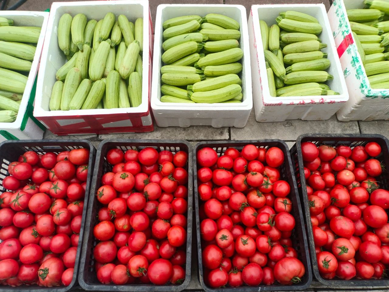 圖為普定縣支援榕江縣災后生活物資。