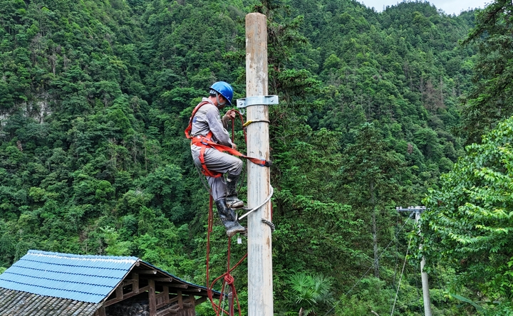 電力搶修人員在磻溪鎮搶修線路。羅崢銘攝