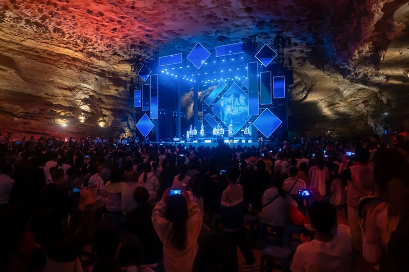 圖為溶洞音樂周活動(dòng)現(xiàn)場。綏陽縣融媒體中心供圖