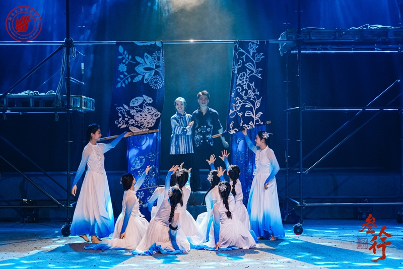 舞劇《三人行》。