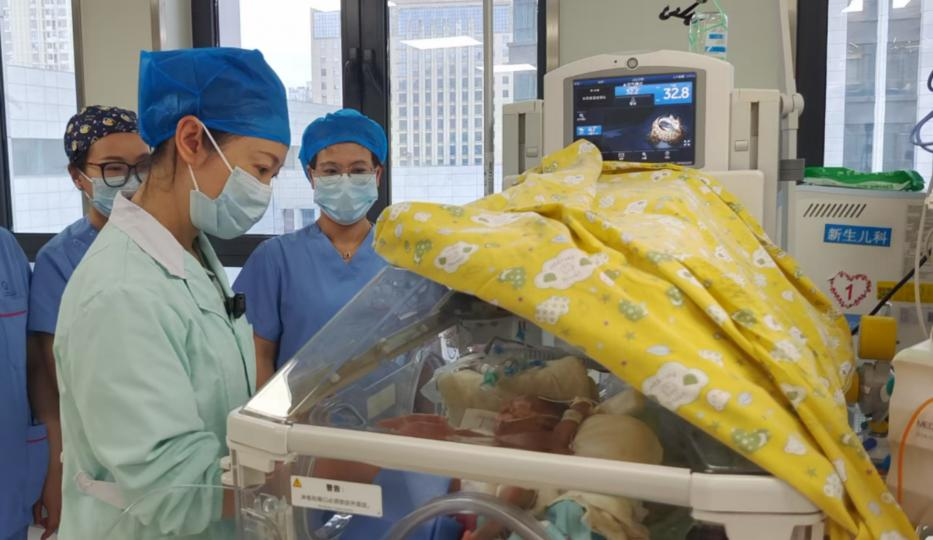 醫護人員查看小安治療情況。