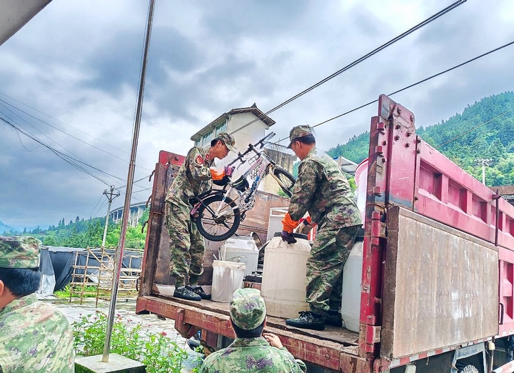 圖為,雷山縣武裝部派出的民兵應(yīng)急分隊在永樂鎮(zhèn)加支村忙著幫助受災(zāi)村民轉(zhuǎn)運(yùn)家具。.jpg