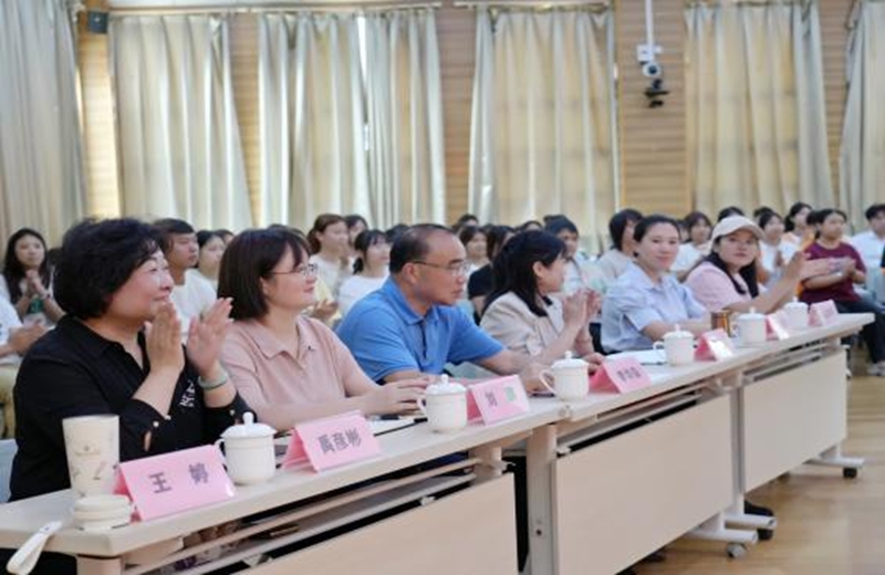 認真聆聽學生的匯報。