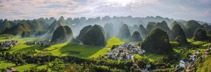 興義世界地質公園，椎狀峰林似士兵列陣，守護著布依村寨。張霆攝