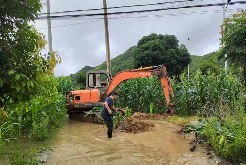 清理內澇農田。