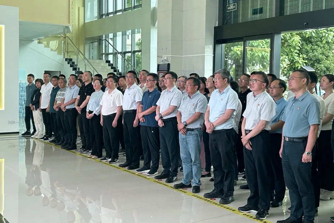 觀看警示教育片。