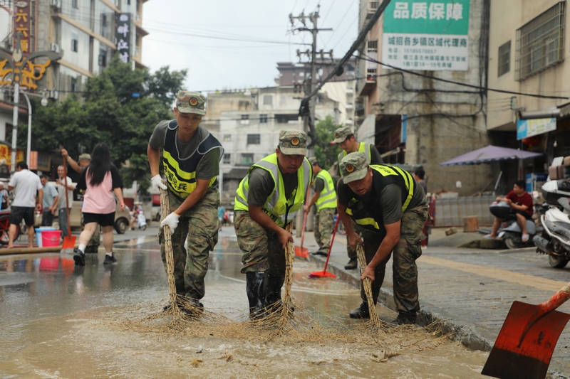雷山搶險救援隊在開展救援。