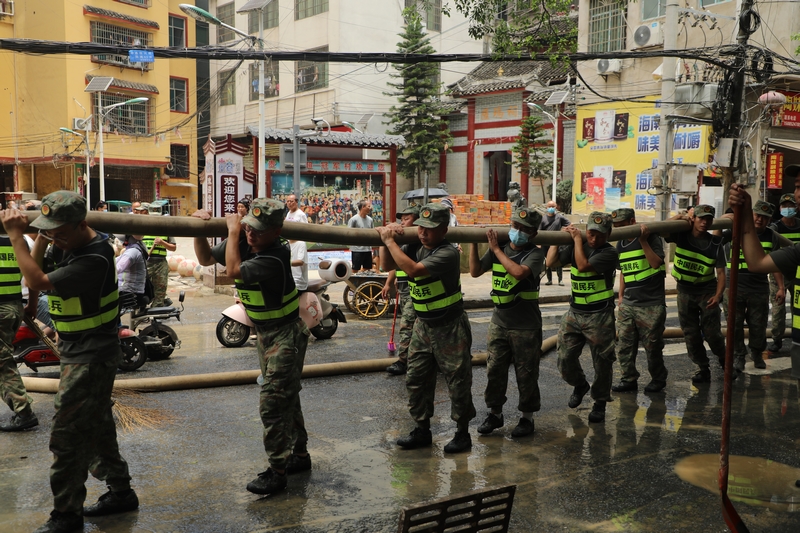 雷山搶險救援隊在開展救援。