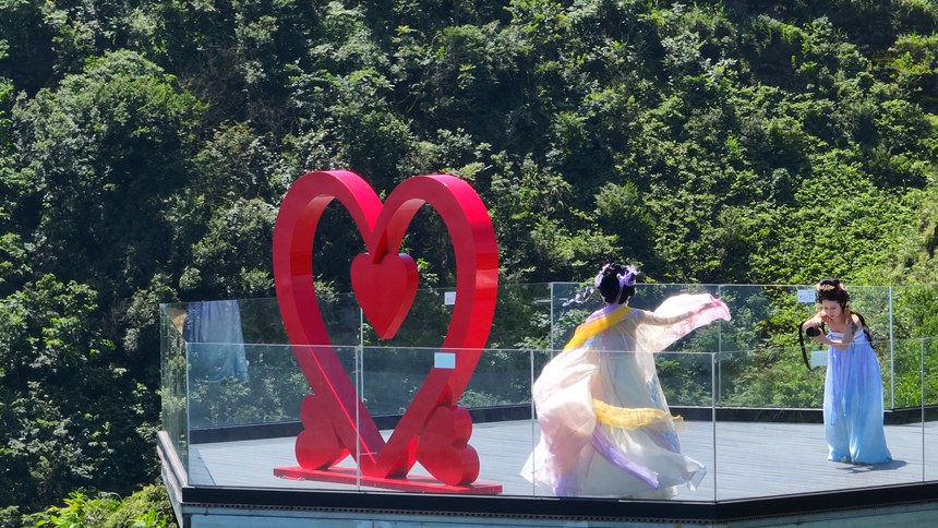 游客穿著漢服在景區(qū)打卡拍照 。李杰攝