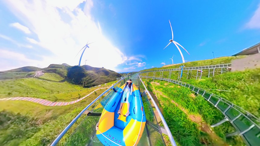 景區(qū)的玻璃水滑游玩項目。羅杰攝