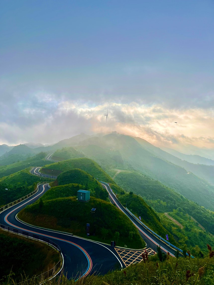 玉簪花云海景區蜿蜒曲折的觀光路。劉禹沙攝
