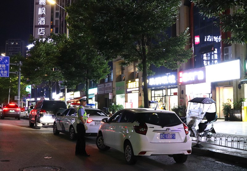 清鎮市職教路夜間臨時停車區。張弘揚攝