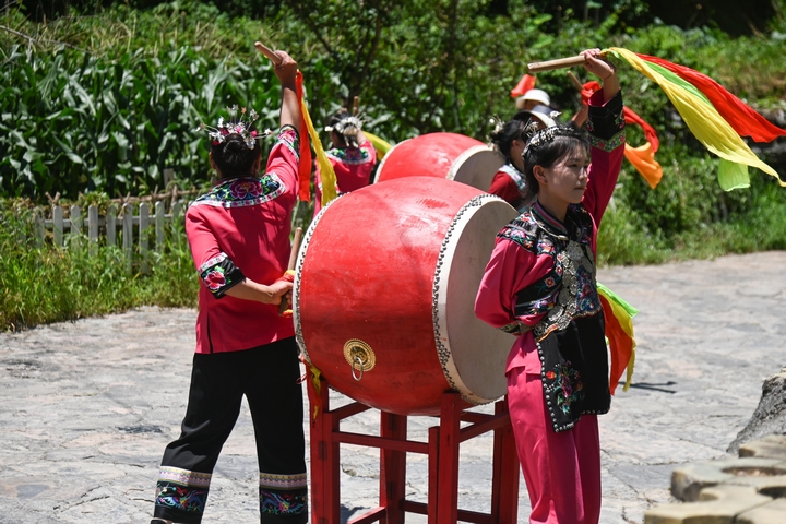 7月4日，人們在盤信鎮(zhèn)大灣苗寨的在打迎賓鼓。謝慧芳攝.JPG