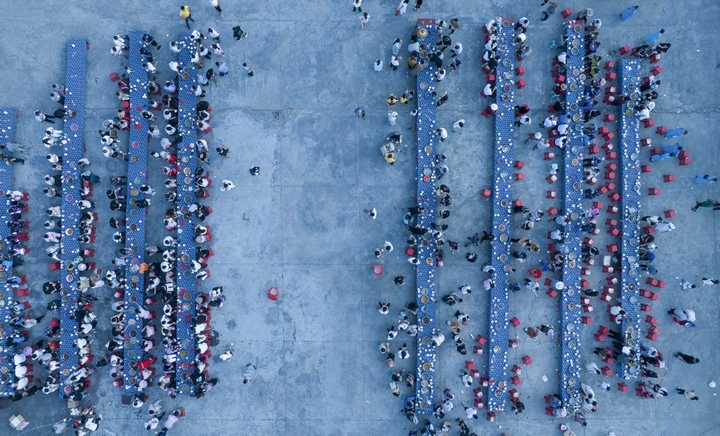 7月4日,游客在松桃苗族自治縣盤信鎮(zhèn)大灣苗寨吃長桌宴。謝慧芳攝.jpg