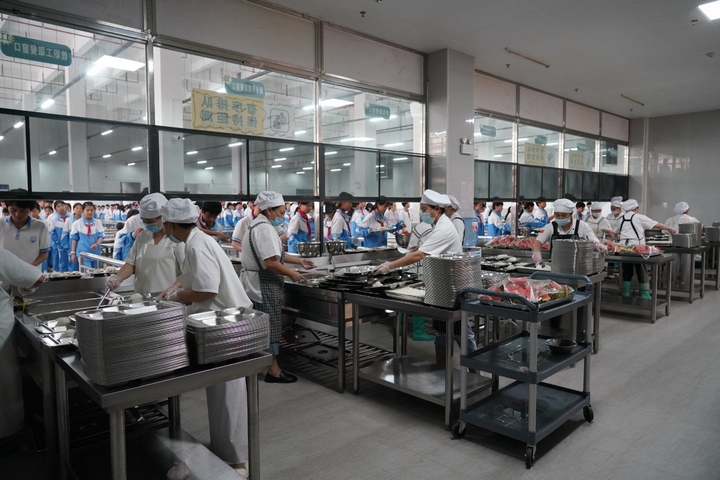 清鎮(zhèn)市第三教育集團(中環(huán)校區(qū))學生正在就餐 (1).jpg