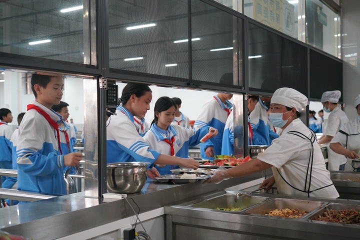 清鎮(zhèn)市第三教育集團(中環(huán)校區(qū))學生正在就餐 (2).jpg