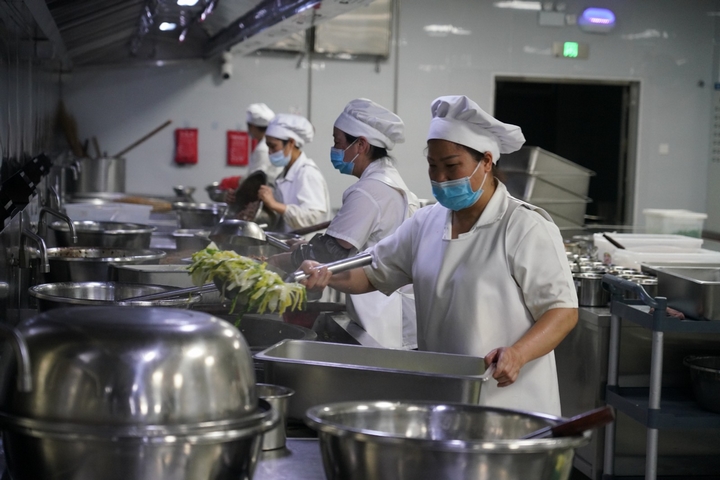 清鎮(zhèn)市第三教育集團(中環(huán)校區(qū))食堂內廚師正在制作午餐 (1).jpg