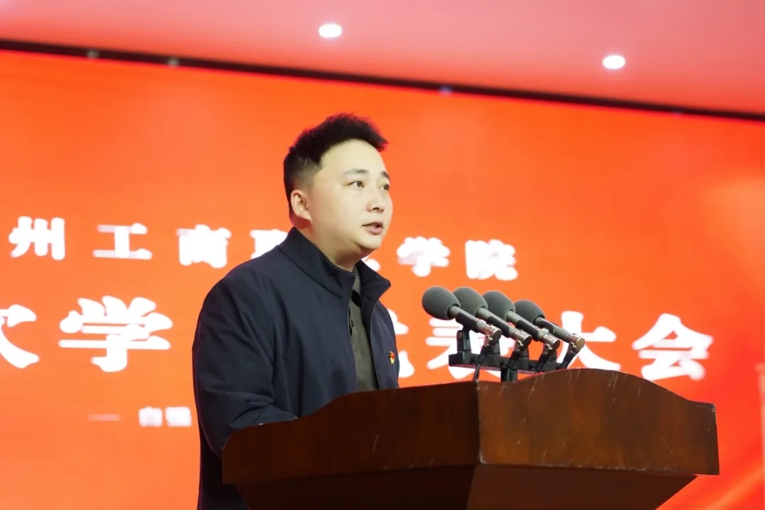 校團(tuán)委書記 姚嘉笛。