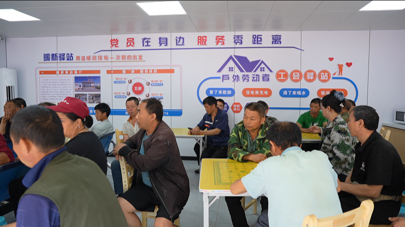 在驛站休息的勞動者。