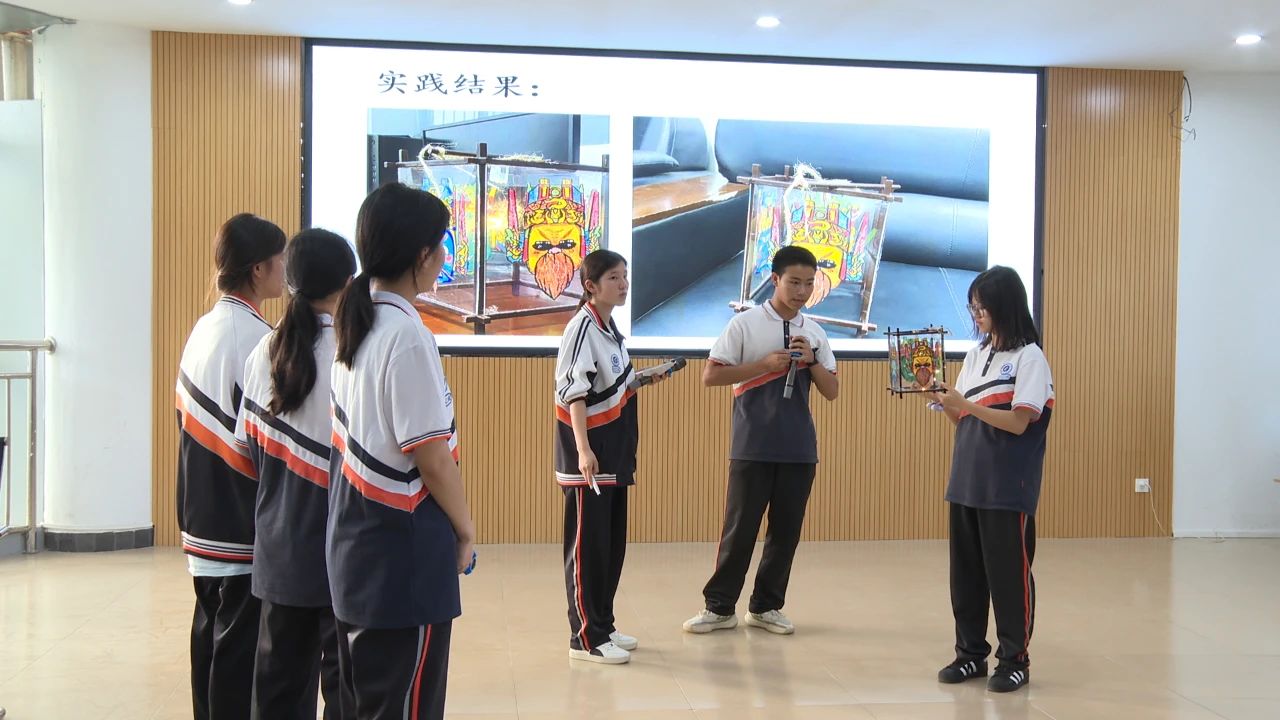 學(xué)生正在講解花燈地戲手工品。