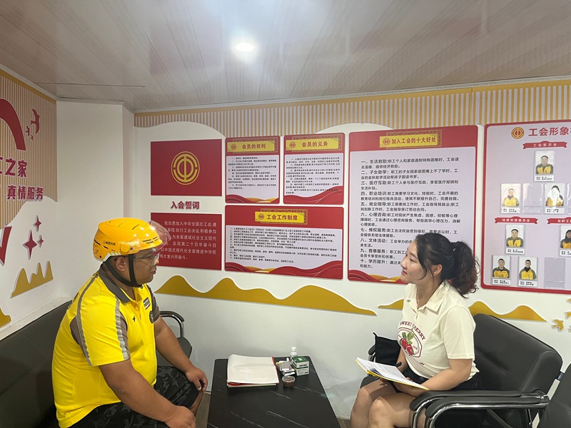 松桃首批獲聘”社會監督員“楊顯武。