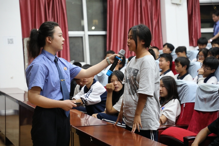 ”學姐“在講課 時與學生互動交流.jpg