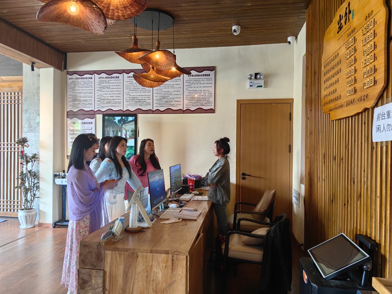 游客正在辦理入住。