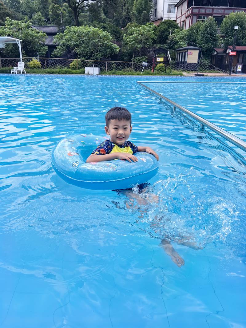 游客正在泳池游泳。