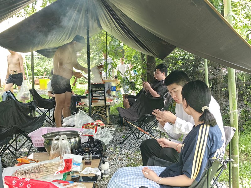 天幕內游客正在燒烤。