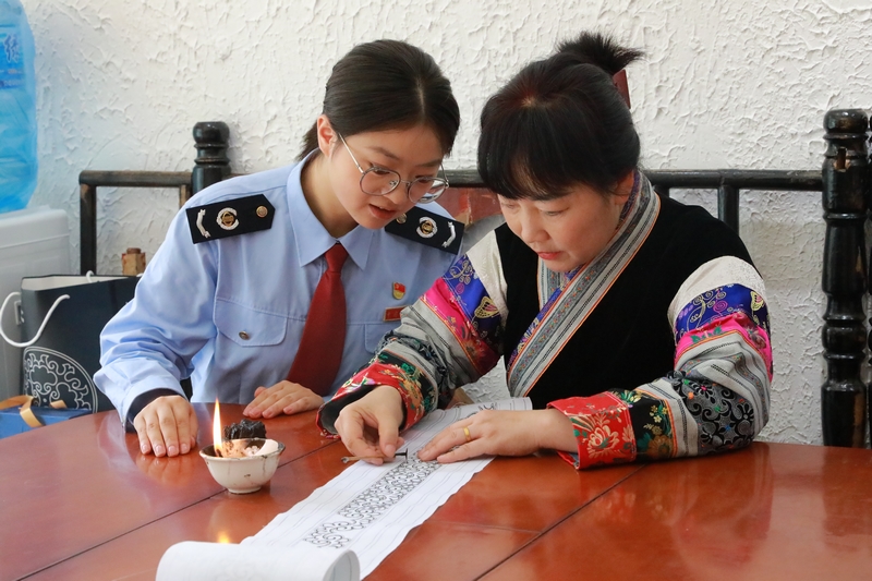 演示蠟刀操作技巧。聶燕云