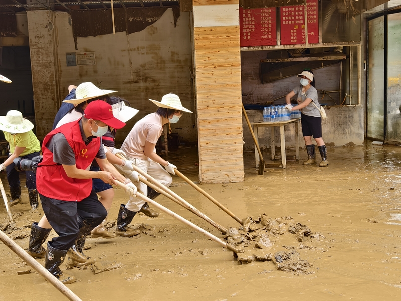 黔東南州局“黔稅先鋒”志愿隊(duì)伍支援榕江,圖為州局志愿者清理淤泥。