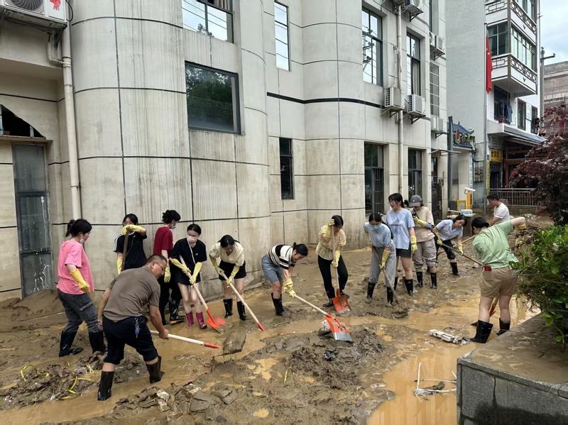 從江稅務(wù)干部在清理單位外圍淤泥。