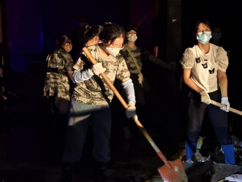 榕江稅務(wù)女干部連夜清理街道。