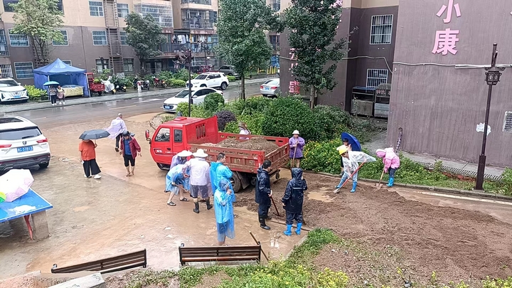 居民齊上陣，清理路面淤泥。王爽 攝.jpg