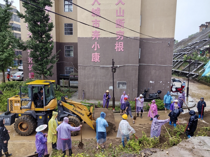機械助力，干群共戰滑坡險情。王爽 攝.jpg