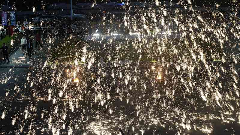 杉杉奧特萊斯打鐵花現(xiàn)場。楊洪金攝)