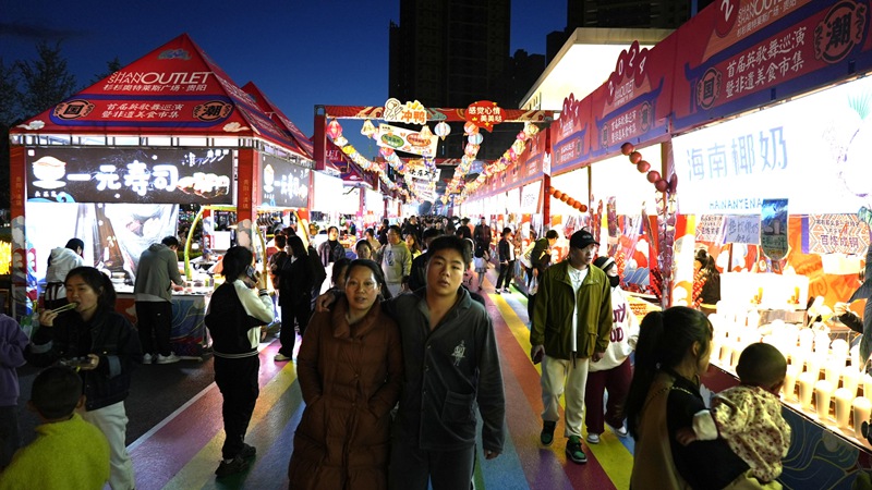 人頭攢動的杉杉奧特萊斯美食集市。楊洪金攝