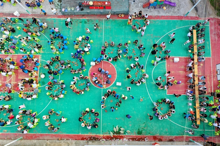 溝洞村村民一起吃團(tuán)圓飯。姜澤光 攝.jpg