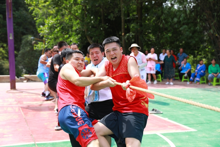 翁普節(jié)拔河比賽現(xiàn)場。楊菊梅 攝 (2).jpg