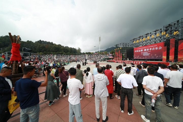 相約火紅未來!六盤水市水城區7月18日開啟2025年“火把季”盛宴。