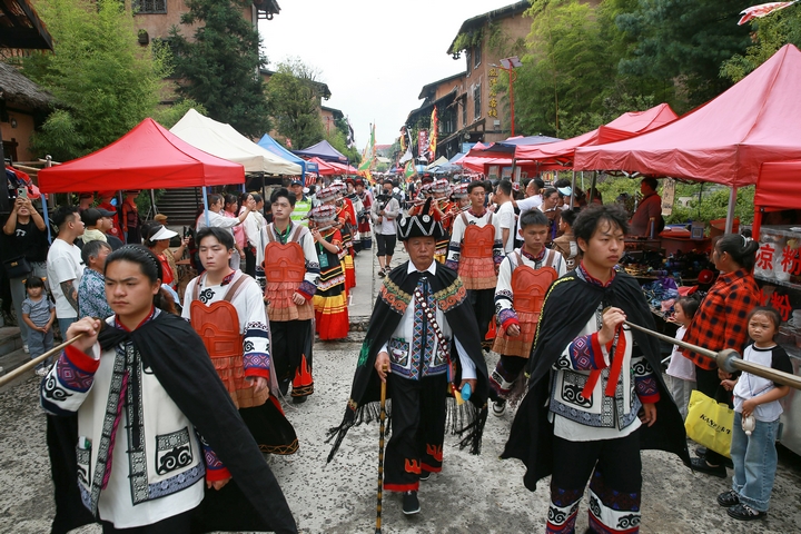 相約火紅未來!六盤水市水城區7月18日開啟2025年“火把季”盛宴。