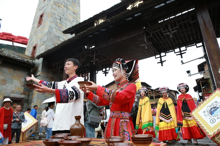 相約火紅未來!六盤水市水城區7月18日開啟2025年“火把季”盛宴。