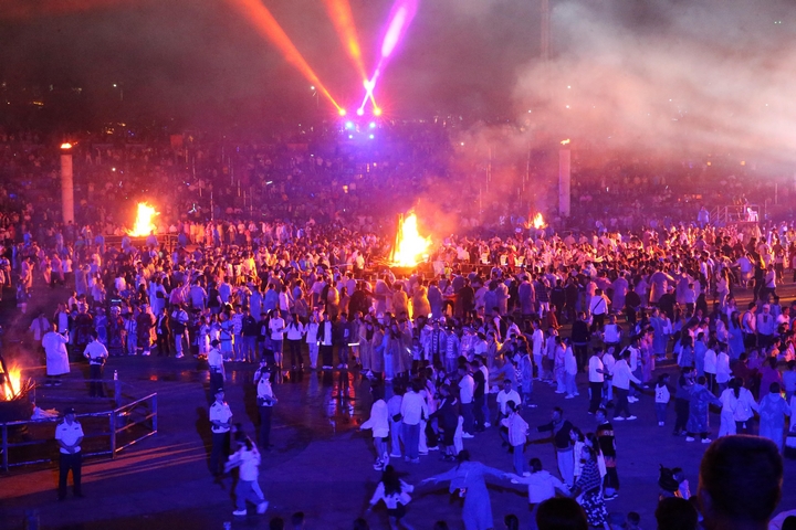 相約火紅未來!六盤水市水城區7月18日開啟2025年“火把季”盛宴。