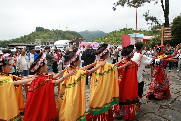相約火紅未來!六盤水市水城區7月18日開啟2025年“火把季”盛宴。