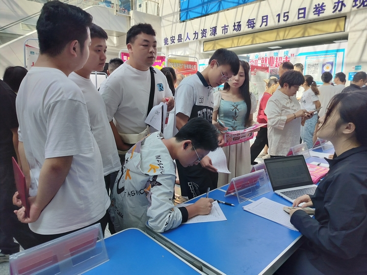 甕安縣2025年畢業季首場“筑夢啟航”高校畢業生專場招聘會現場。.jpg